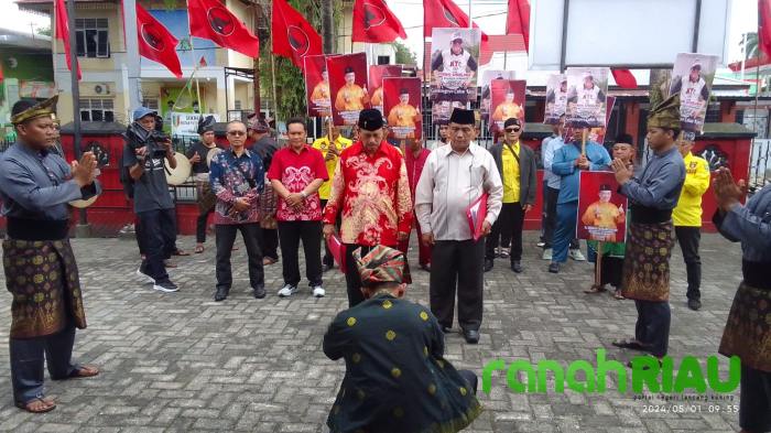 Diiringi kompang dan Silat, Endang Sukarelawan kembalikan berkas Pendaftaran