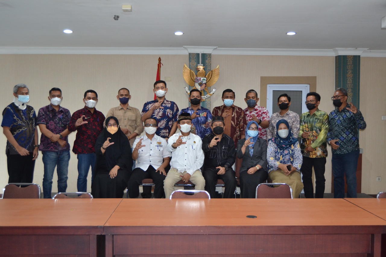 PPID Bawaslu se-Riau Serahkan Laporan Layanan Informasi Publik Ke KI