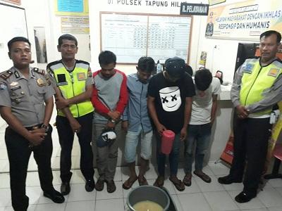  Lagi Asyik Minum Tuak Di Kafe.. Ehhh..Ada Razia, Akhirnya Digiring Deh Ke Kantor Polisi
