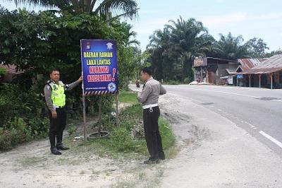 Sering Terjadi Kecelakaan, Sat Lantas Pasang Papan Himbauan Keselamatan
