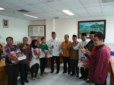 Mahasiswa Fisika Universitas Muhammadiyah Riau berbagi Parcel di RSUD Arifin Ahmad 