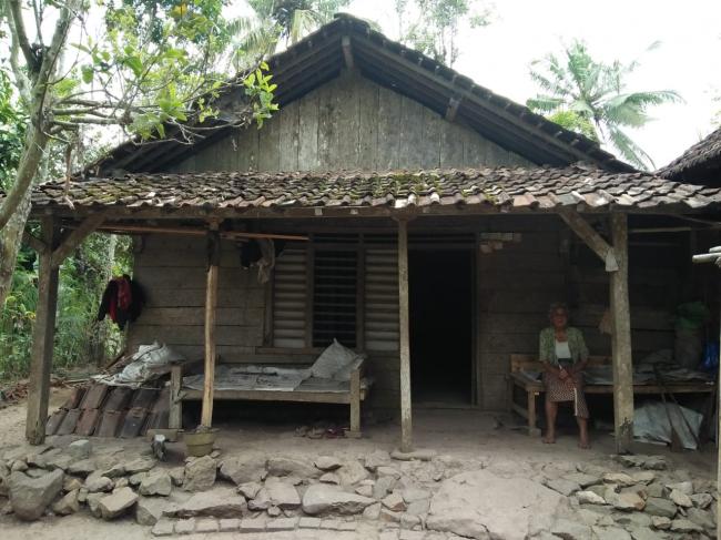 Kandang Ternak Dan Rumah Berdampingan, Ini Rumah Murtini