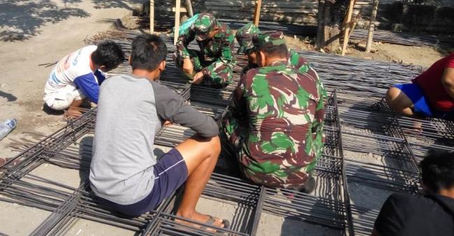 Warga dan Satgas TMMD "Keroyokan" Rangkai Besi 