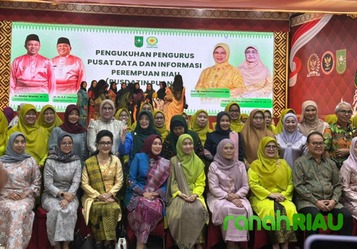 Asisten I setdaprov Riau resmi kukuhkan Kepengurusan Pusdatin Puanri di Balai Serindit Pekanbaru 