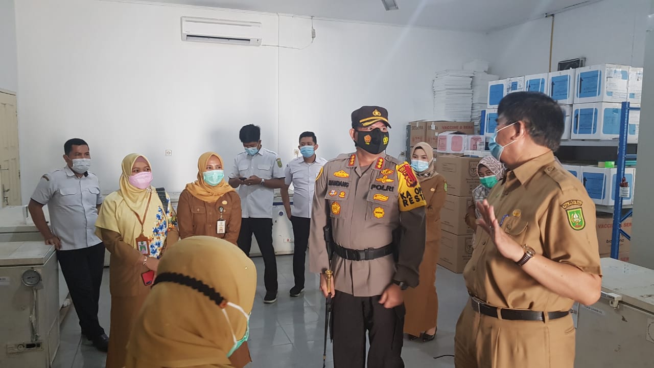 Kapolresta Cek Pendistribusian Vaksin Covid-19 di Gudang Instalasi Farmasi Logistik