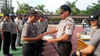 Kapolres Inhil Berikan Penghargaan Kepada Personel Berprestasi