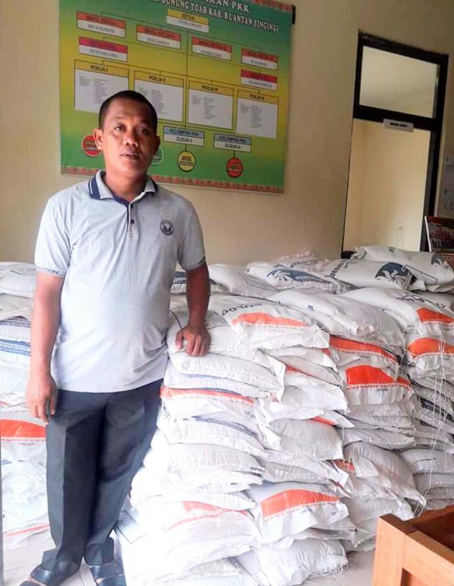 Pemerintah Desa Petapahan Salurkan 3.330 KG Rastra