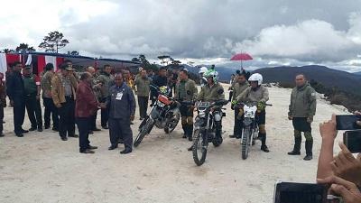 Kerjasama TNI dan Kementerian PUPR Bangun Jalan Trans Papua 4.300 Km