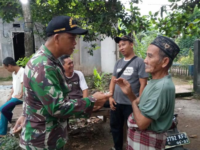 Sukseskan Pembangunan RTLH TMMD Ke - 104 Kodim/Bks,   Babinsa Pelda Lingga Komsos  Ke Pemilik  Rumah