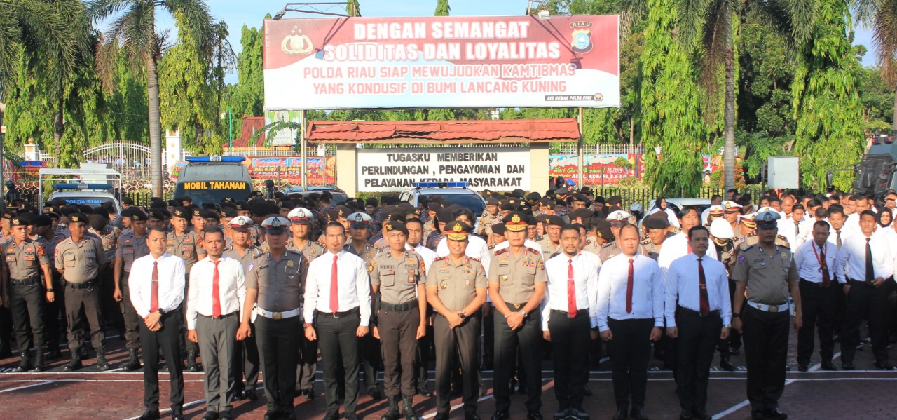 Kapolda Riau berikan Penghargaan personil berprestasi