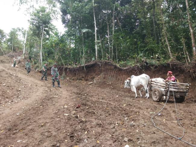 Jalan Tak Bisa Dilalui Kendaraan, Pedati Turun Tangan Angkut Bahan Material
