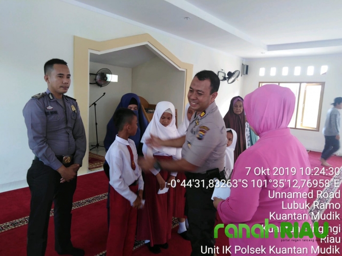 Polsek Kuantan Mudik Bantu Masyarakat Lansia dan Anak Yatim