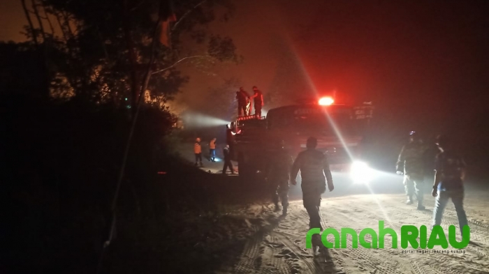 Petugas Berjibaku Padamkan Amukan Api, Deni : Awasi Pelaku Pembakaran Lahan