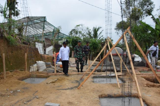 . Dandim Trenggalek Cek Pondasi RTLH Milik Bari