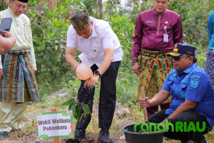 Sukseskan Green City, Wwako Pekanbaru hadiri Penanaman Pohon di SMPN 44 Pekanbaru 