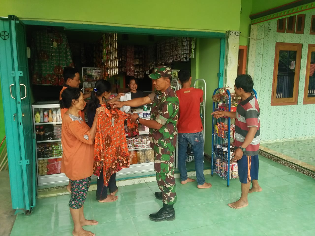 Serda Purwanto Hadiahi Sunarti Batik