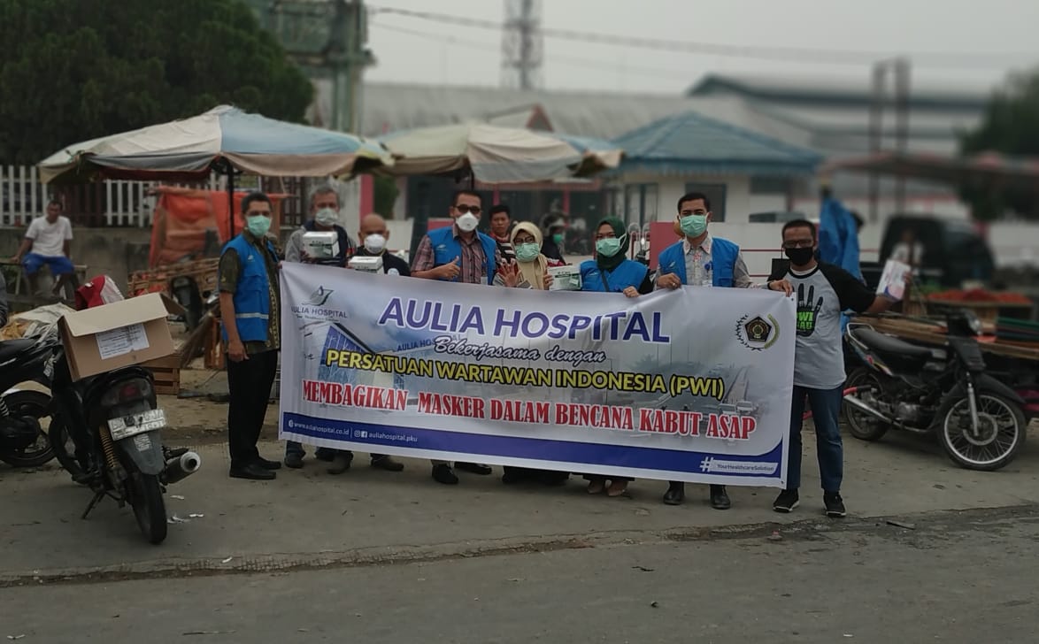 PWI Bersama RS Aulia Bagikan Masker Di Ps. Pagi Arengka