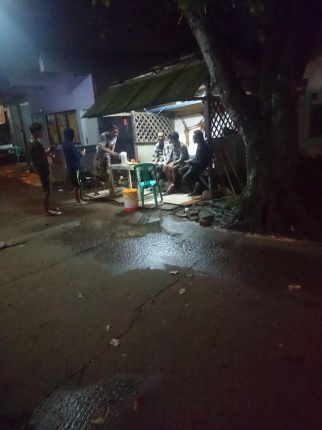 Personel Satgas TMMD Lewati Malam Dengan Silaturahim Bersama Warga