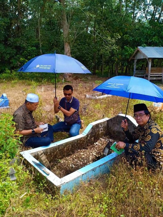Jelang Ramadhan, Wabub Inhil Ziarah ke Makam Orang Tuanya 