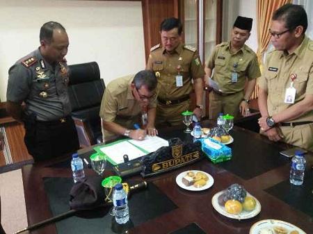  Bupati Kuansing Tanda Tangani MOU Bersama Polres Kuansing Bagi Siswa Berprestasi