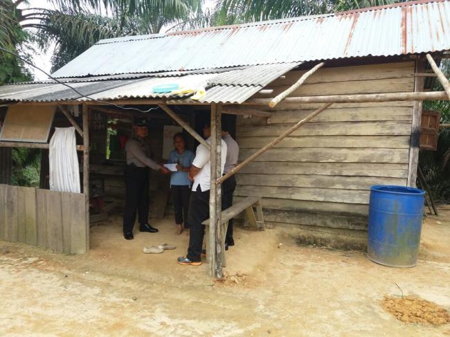 Kapolres Inhu Sambangi Rumah Ayu Dan Berikan Bantuan Peduli Pendidikan