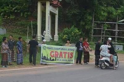 kerennn... Ponpes Syafaaturassul Berbagi Takjil Gratis..