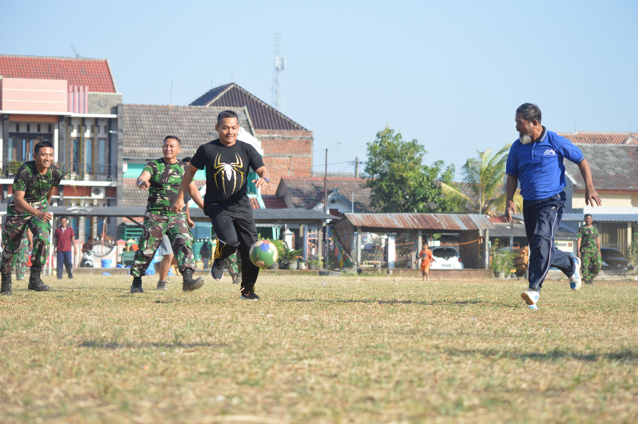 Jalin Keakraban, Satgas TMMD 105 Gelar Sepakbola Bersama Warga