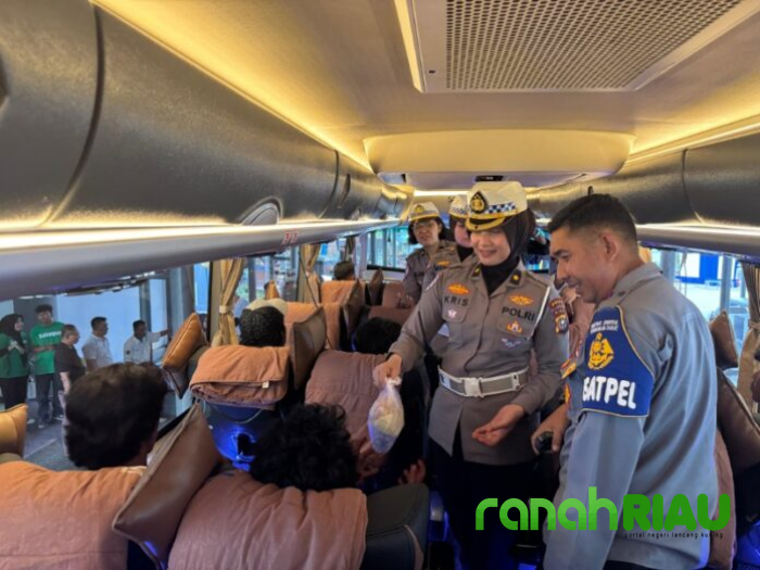 Bekerjasama dengan Dinas Perhubungan, Ditlantas Polda Riau berbagi Takjil buat para Pemudik 
