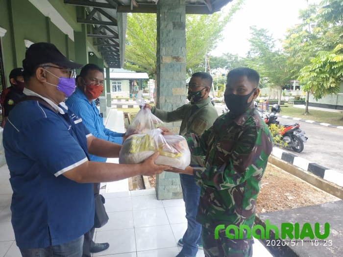 Peduli Covid-19, Kodim 0303/Bengkalis Beri Bantuan Sembako ke Masyarakat