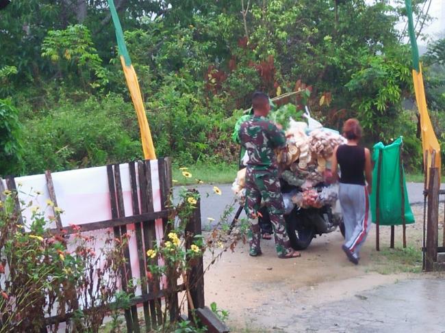 Penjual Sayur Keliling Dapat Berkah dari Satgas TMMD
