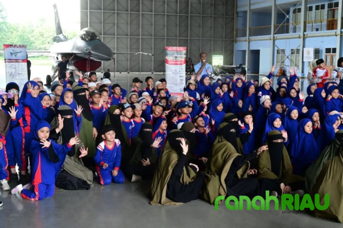 Ratusan anak TK asal Kuansing Edukasi Dirgantara di Skadron udara 16 Roesmin Nurjadin