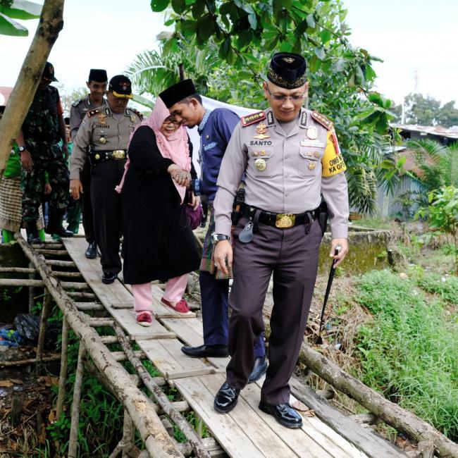 Antusias Warga Bantu Konsumsi Pengerjaan Pengecoran Di Lokasi TMMD