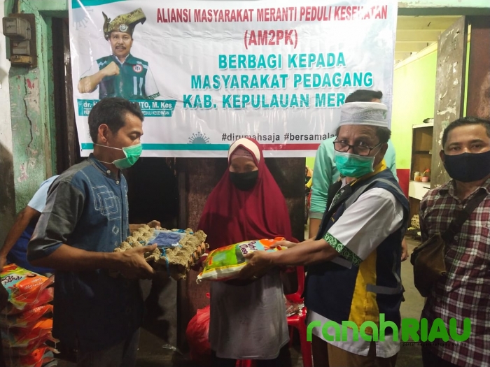 Pendiri Aliansi M2PK Misri Hasanto berikan bantuan sembako