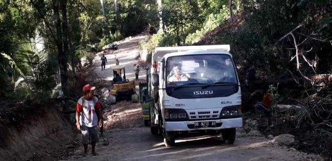 Walaupun Medan Sulit, Warga Tetap Menikmati Pembangunan TMMD