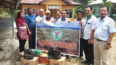 Langsung Turun Ke Lokasi, GAPKI Riau Berikan Bantuan Di Dua Tempat