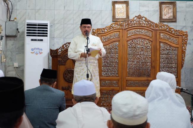 Sekda Inhil Shalat Ied Di Masjid Al - Huda, Tembilahan