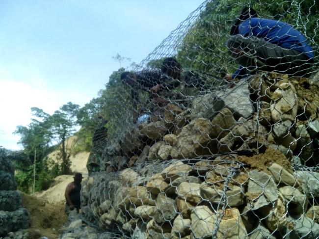 Pemasangan bronjong dudukan jembatan II Hampir Selesai