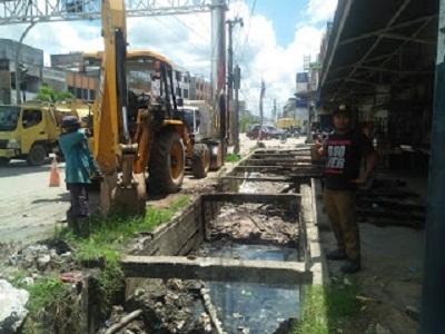 Setelah sekian Lama, AKhirnya Dinas PU Bergerak Bersihkan Drainase