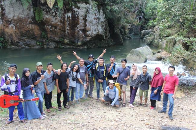 Aksi Pungut dan Camp Ceria dua Penggiat Alam di Kuansing