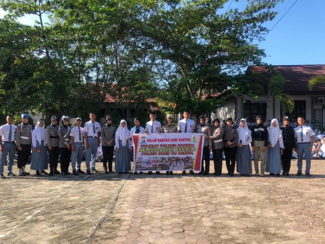 Polwan Polres Kampar Taja Police Goes to School di SMAN I Bangkinang