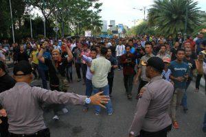 Ratusan Orang Hadang Kedatangan Neno Warisman di Bandara Pekanbaru