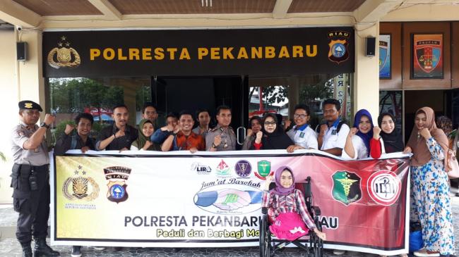 Kebahagiaan Nenek Rosma Dikunjungi Tim Jumat Barokah Polresta Pekanbaru