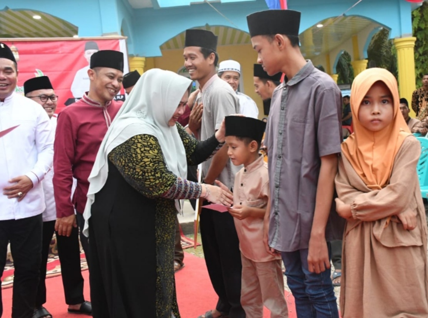 23 Ramadhan, Bupati Bengkalis Serahkan Bantuan Sembako Kepada Kaum Dhuafa dan Anak Yatim
