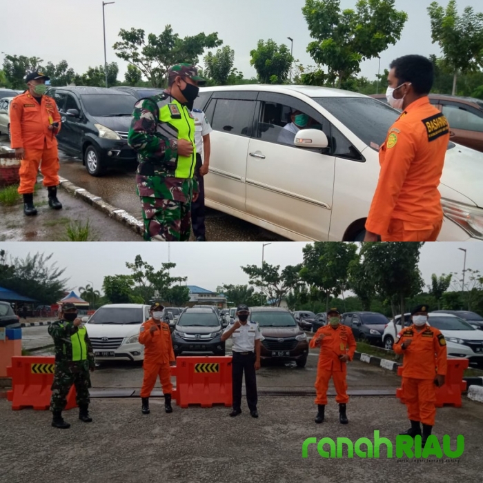 Babinsa Serma Rudiantho, Sosialisasi New Normal di Pelabuhan Roro Bengkalis