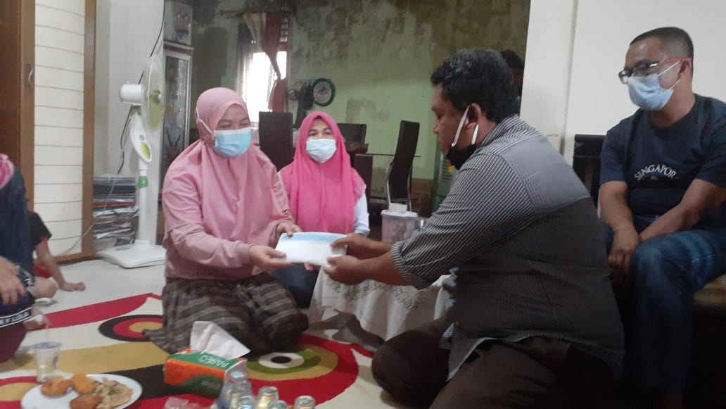 PWI Riau Peduli Serahkan Dana Santunan ke Ahli Waris Almarhum Mohammad Moralis