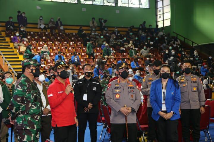 Sinergi Dalam Penanggulangan Pandemi Covid-19, Polri dan Mahasiswa Distribusikan Bantuan Kapolri