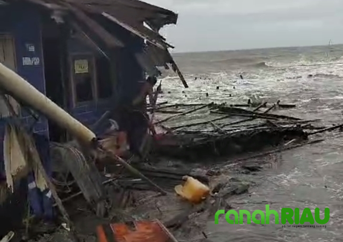 Gelombang Pasang Sapu Permukiman Warga Kuala Selat Inhil
