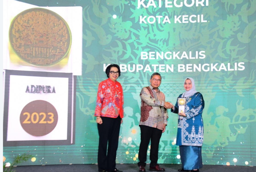 Dinobatkan Kota Terbersih, Bupati Bengkalis Terima Adipura Tahun 2023
