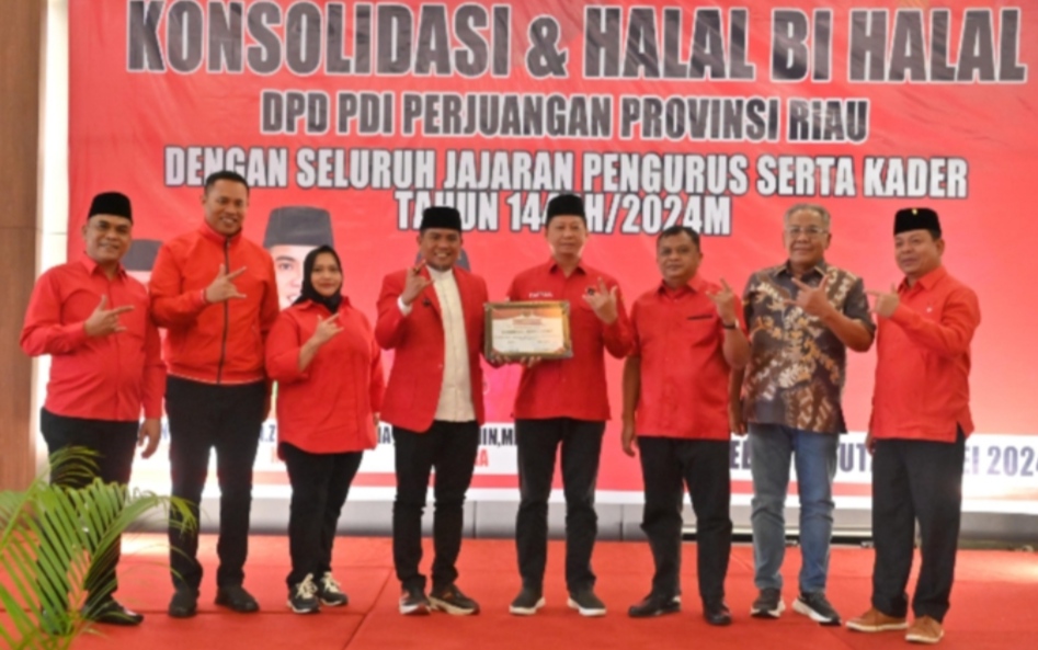 Caleg Terpilih PDI-P Terima Penghargaan, Bupati Bengkalis Ucapkan Tahniah