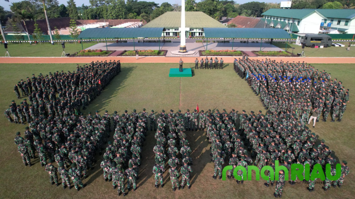Pangdivif 2 Kostrad Pimpin Upacara Bendera di Lapangan Penegak Sapta Marga